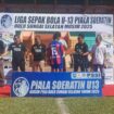 Pengalungan medali juara Piala Soeratin U13 Kabupaten HSS