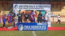 Pengalungan medali juara Piala Soeratin U13 Kabupaten HSS