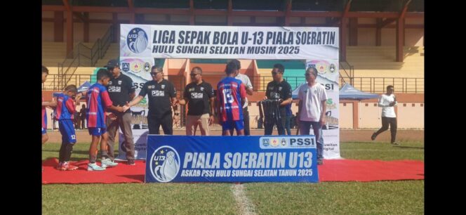 
 Pengalungan medali juara Piala Soeratin U13 Kabupaten HSS